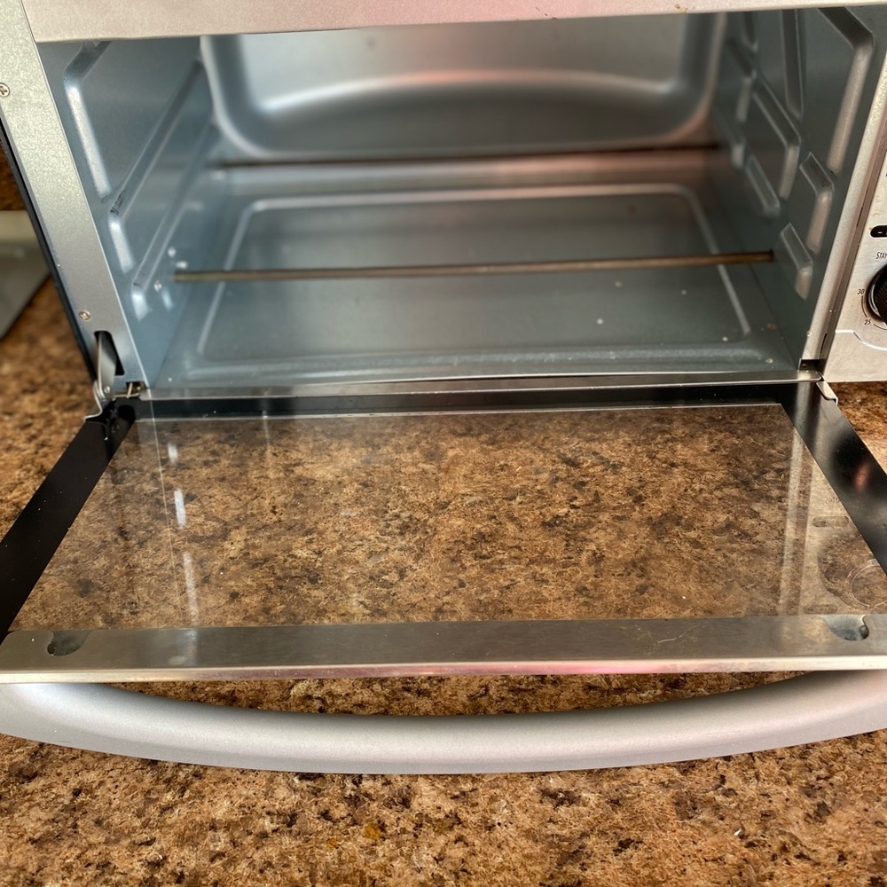 Hamilton Beach Silver‎ Toaster Oven with Black Accents - Picture 3 of 11
